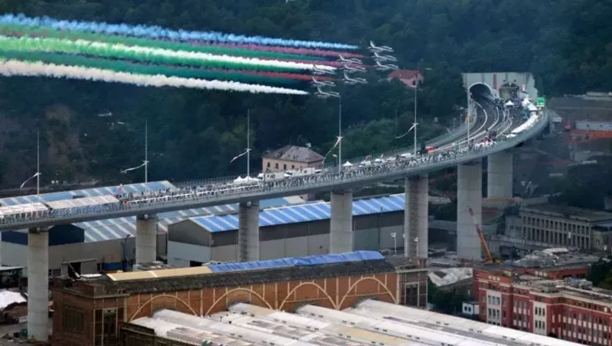 Ponte San Giorgio nel giorno dell'inaugurazione sorvolato dalle Frecce tricolori
